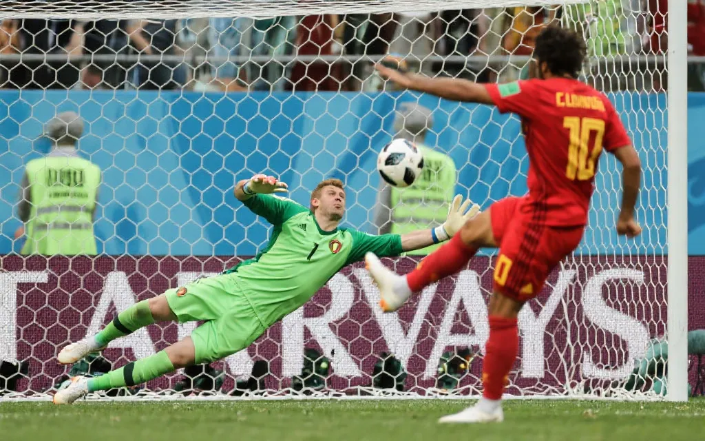 世界杯关键进球瞬间：球员射门与门将扑救的对决