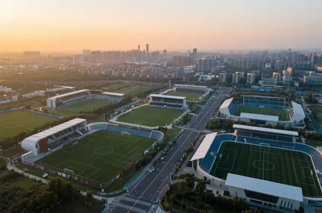 多座现代体育场与城市交通衔接的赛事筹备场景